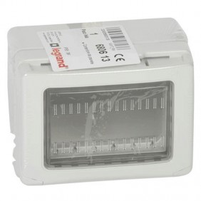 Caja Legrand de pared 3 puestos con tapa IP55...